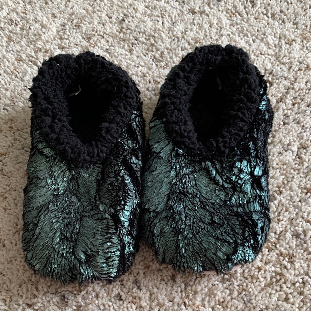 Women's Shiny Black and Green Slippers
